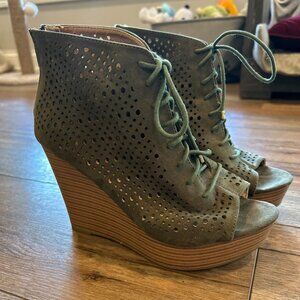 Report Rio Olive Green Faux Suede Perforated Platform Wedge Heel 7 W EUC